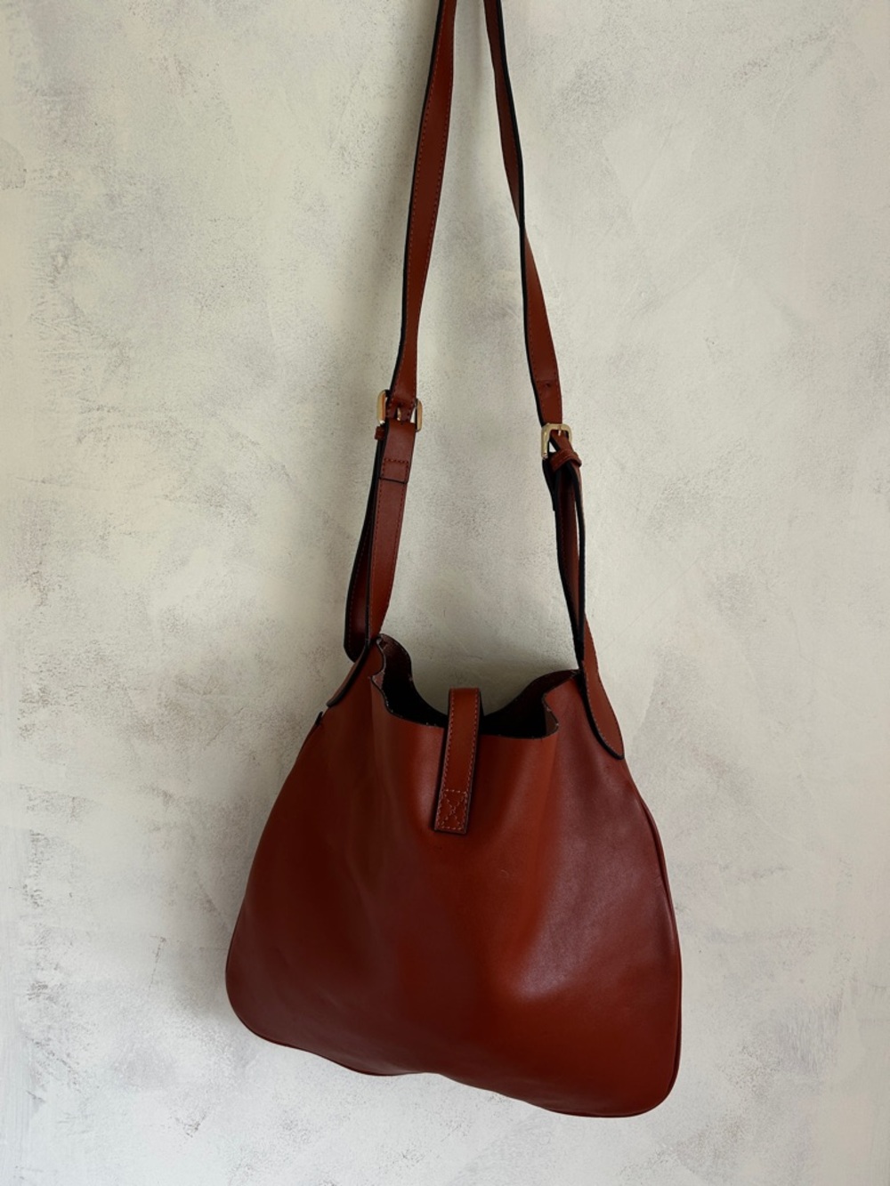 Sleek Chestnut Leather Shoulder Bag